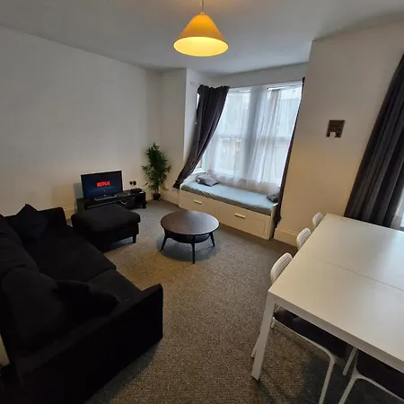 Lovely 3 Bedroom Serviced Apartment In Leytonstone